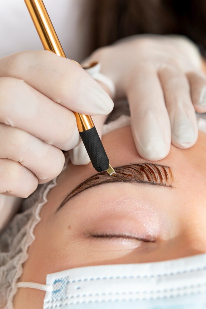 esteticista-realizando-procedimiento-microblading-cejas-cliente